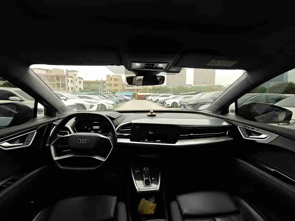 Audi Q4 e-tron 2023 — фото 6