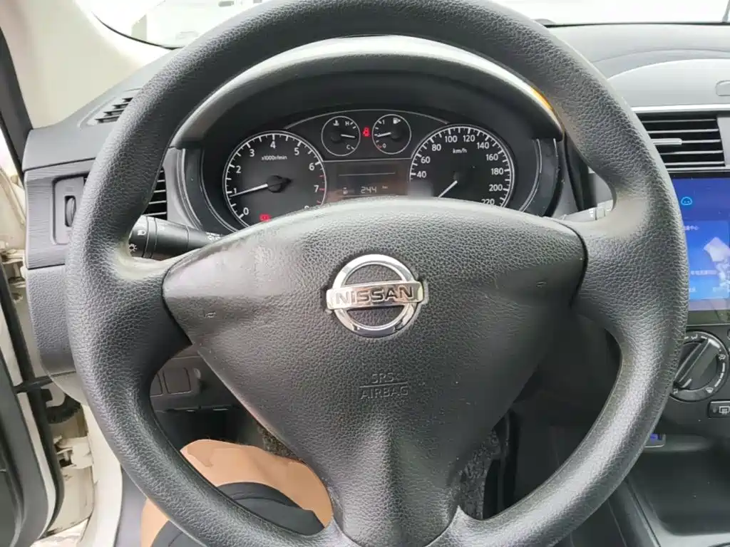 Nissan Tiida 2015 — фото 11