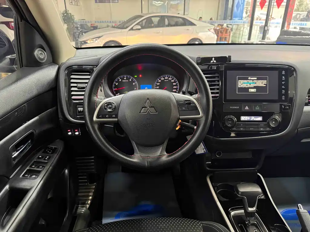 Mitsubishi Outlander 2022 — фото 16