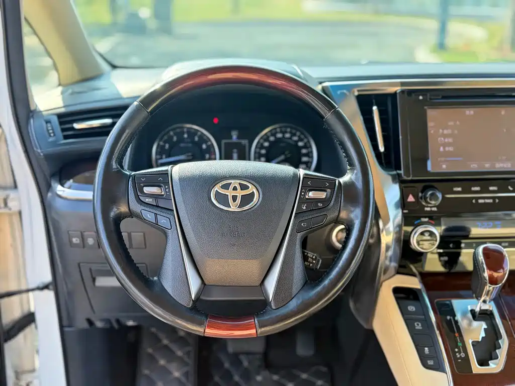 Toyota Alphard 2017 — фото 13