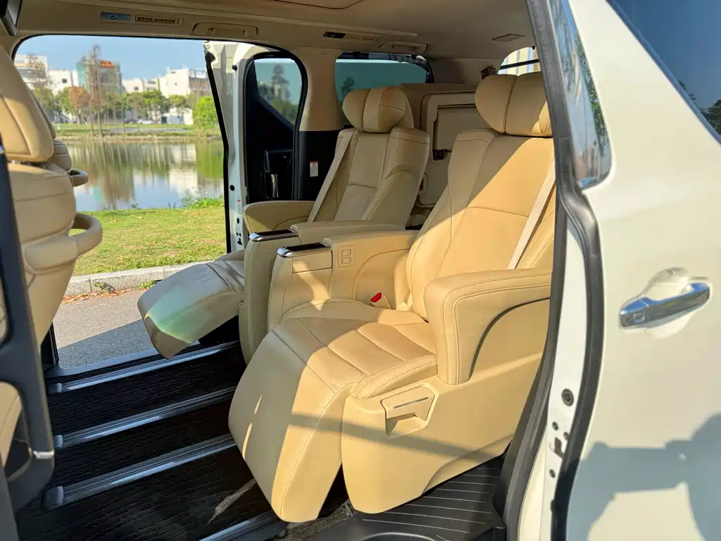 Toyota Alphard 2017 — фото 8