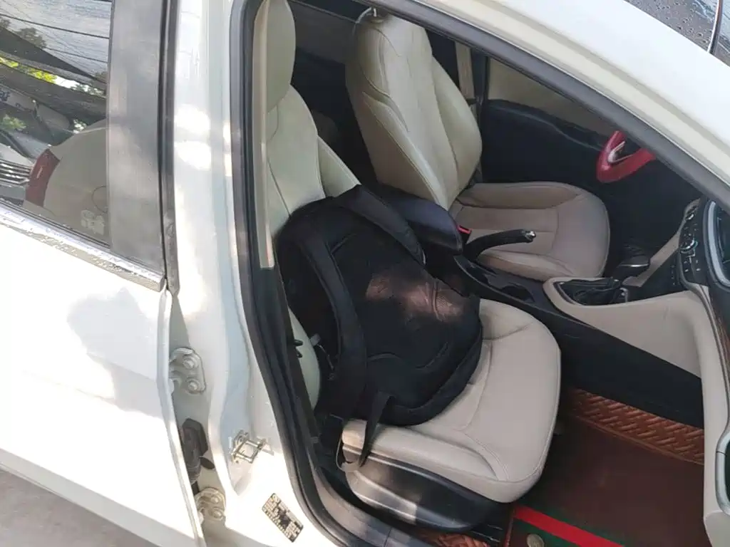 Buick Excelle 2015 — фото 25