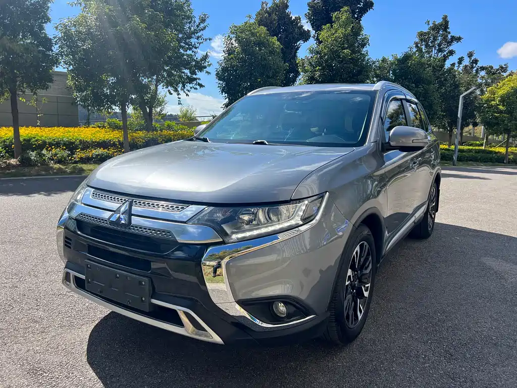 Mitsubishi Outlander 2020 — фото 1