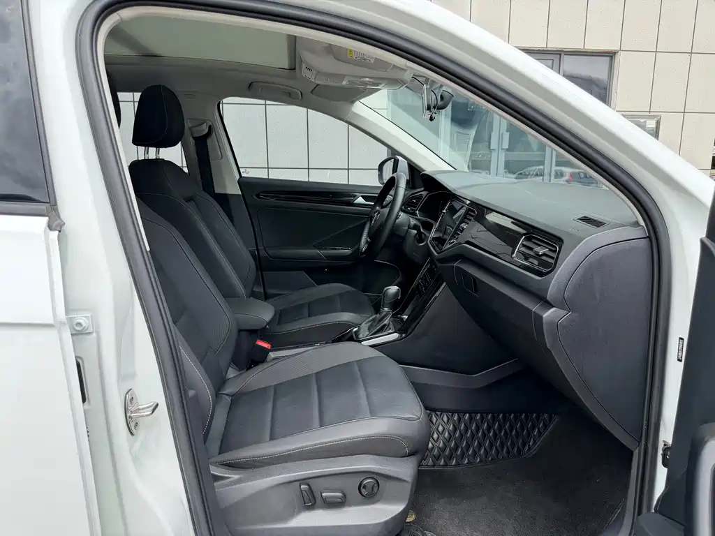 Volkswagen T-Roc 2023 — фото 10