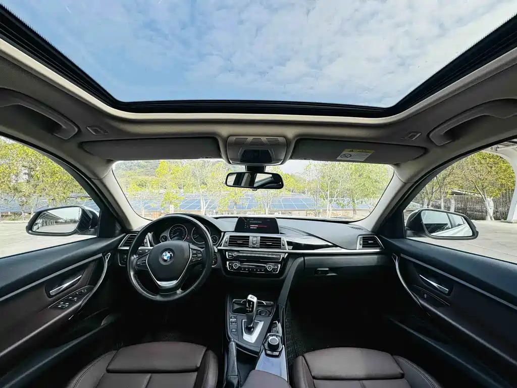 BMW 3 Series 2018 — фото 12
