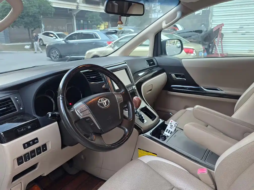 Toyota Alphard 2015
