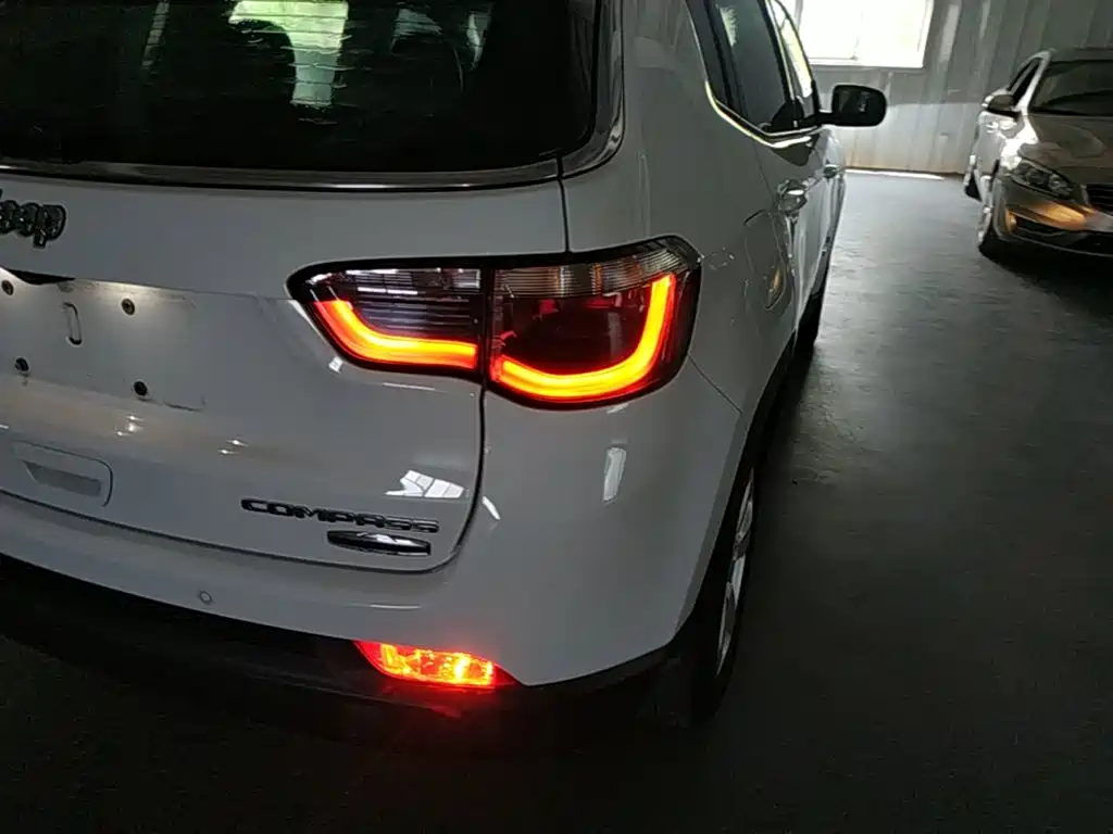 Jeep Compass 2017 — фото 8