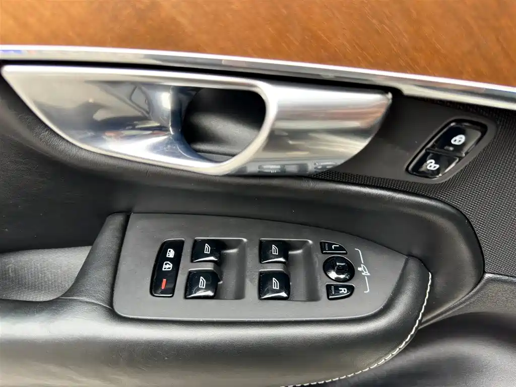 Volvo XC90 2018 — фото 21