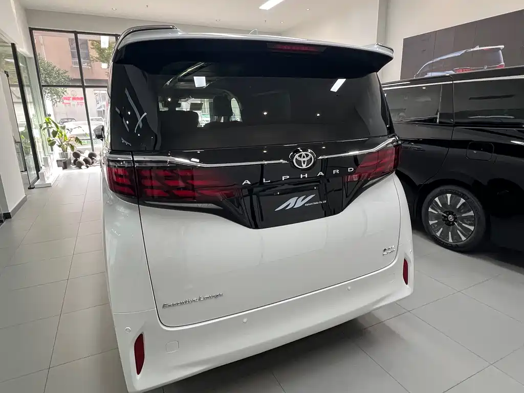 Toyota Alphard — фото 4