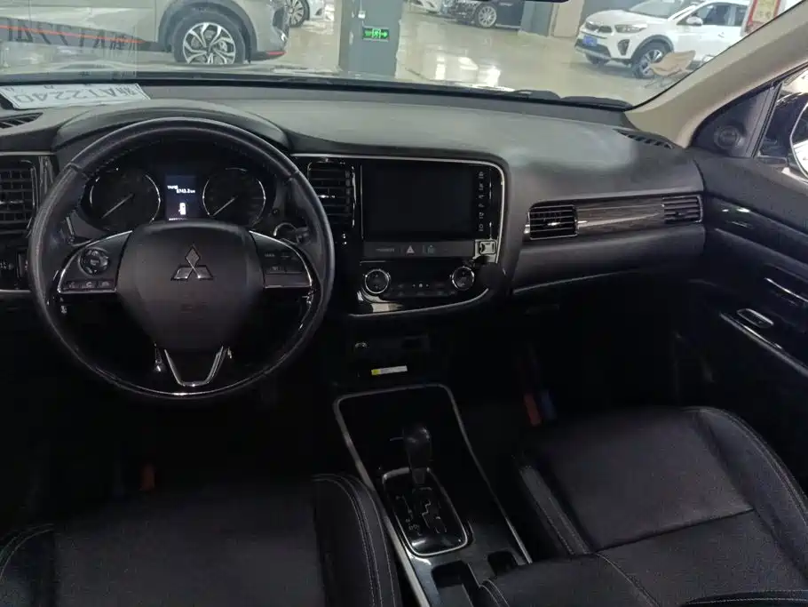 Mitsubishi Outlander 2020 — фото 12