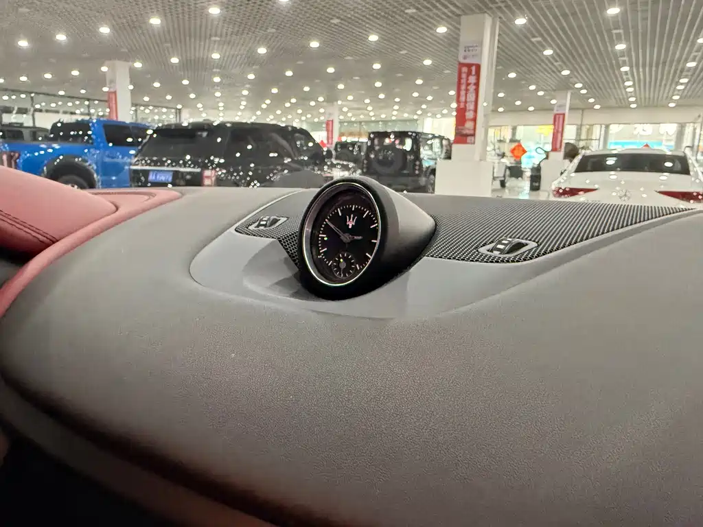 Maserati Levante 2017 — фото 11