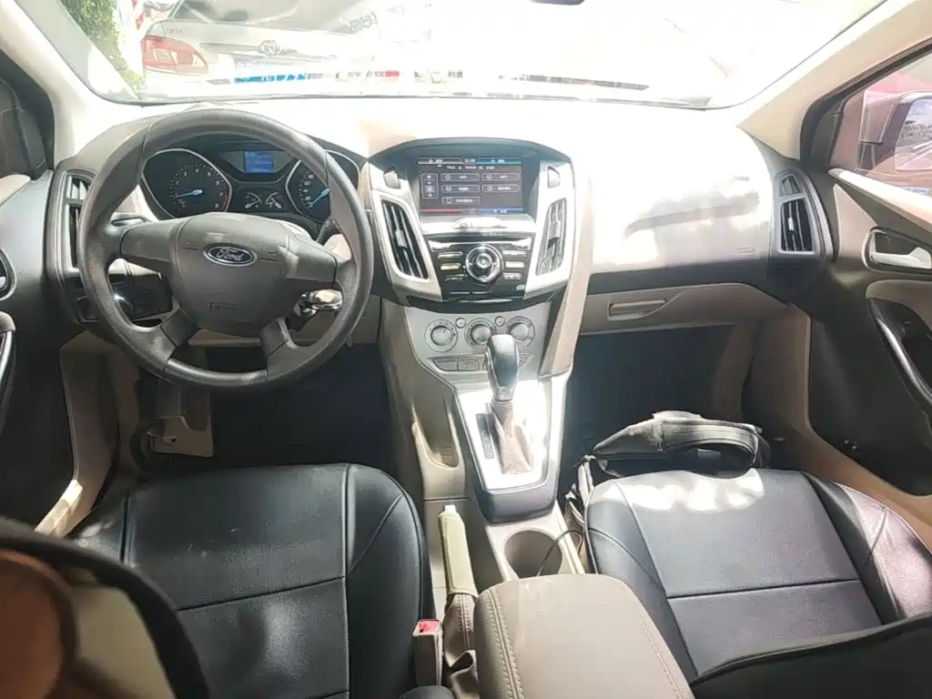 Ford Focus 2015 — фото 10