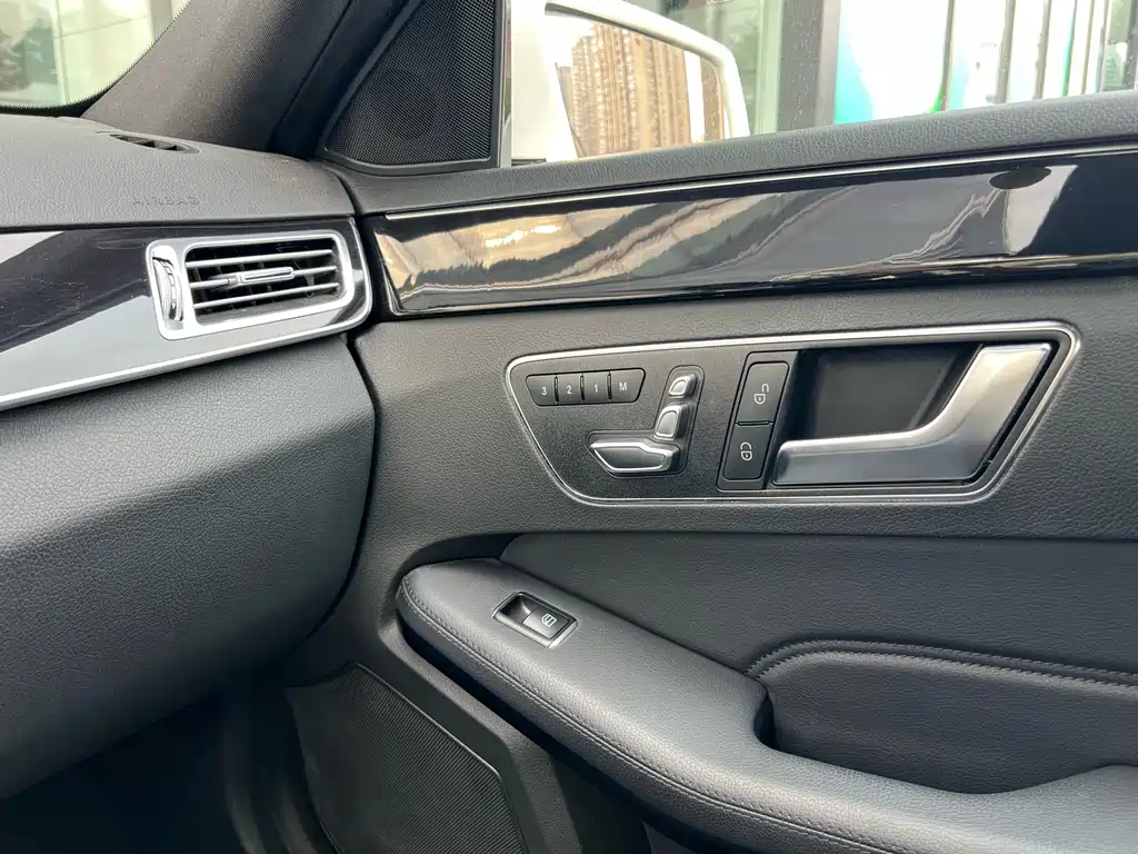 Mercedes-Benz E-Class 2016 — фото 32