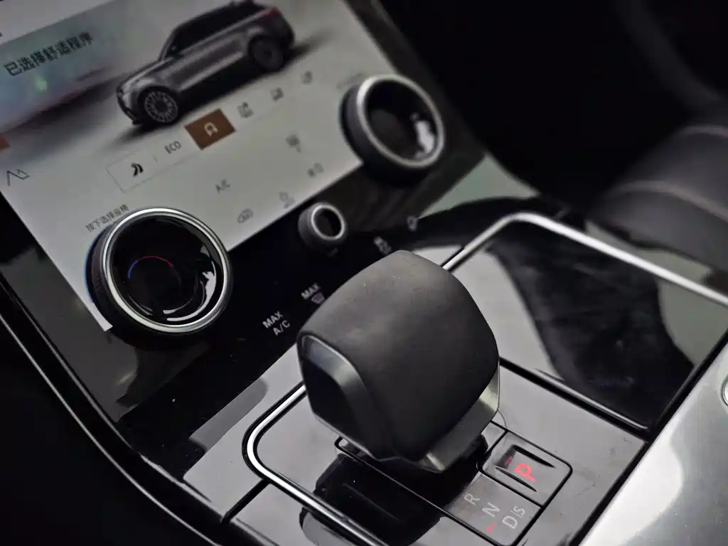 Land Rover Range Rover Velar 2022 — фото 12