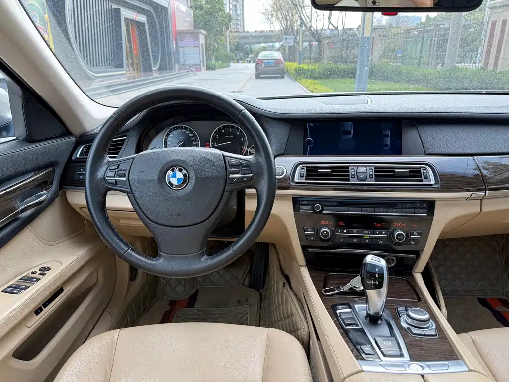 BMW 7 Series 2011 — фото 20