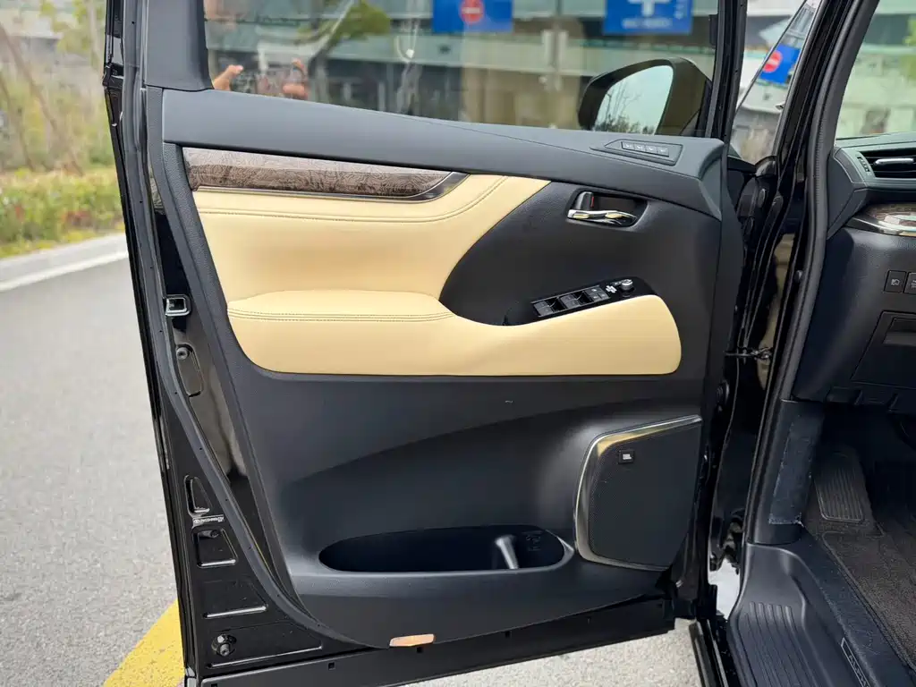 Toyota Alphard 2022 — фото 12