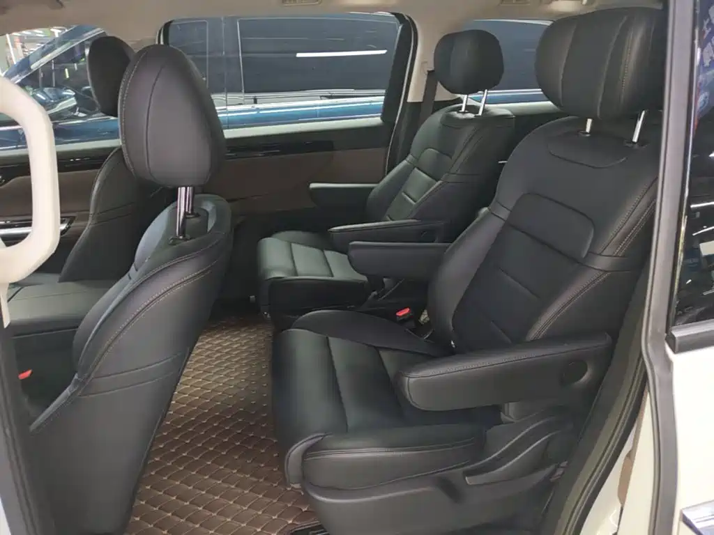 GAC Motor E8 PHEV 2025 — фото 17