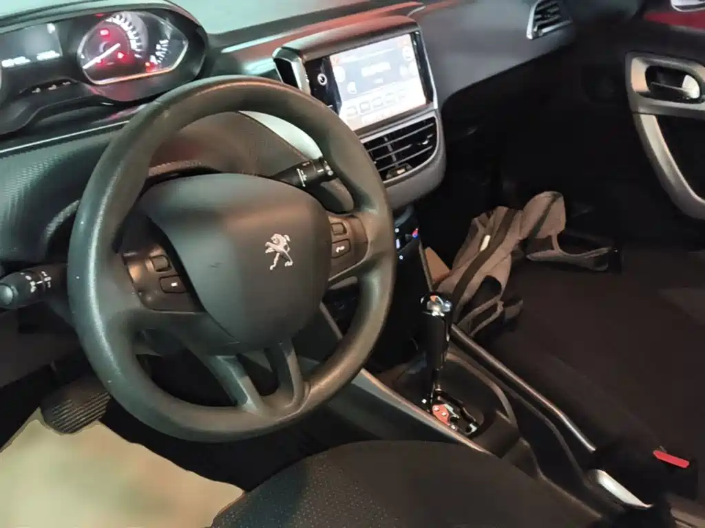Peugeot 2008 2015 — фото 10