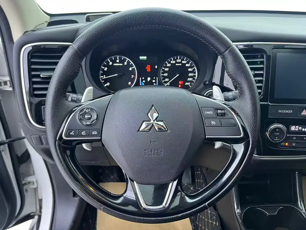 Mitsubishi Outlander 2017 — фото 11