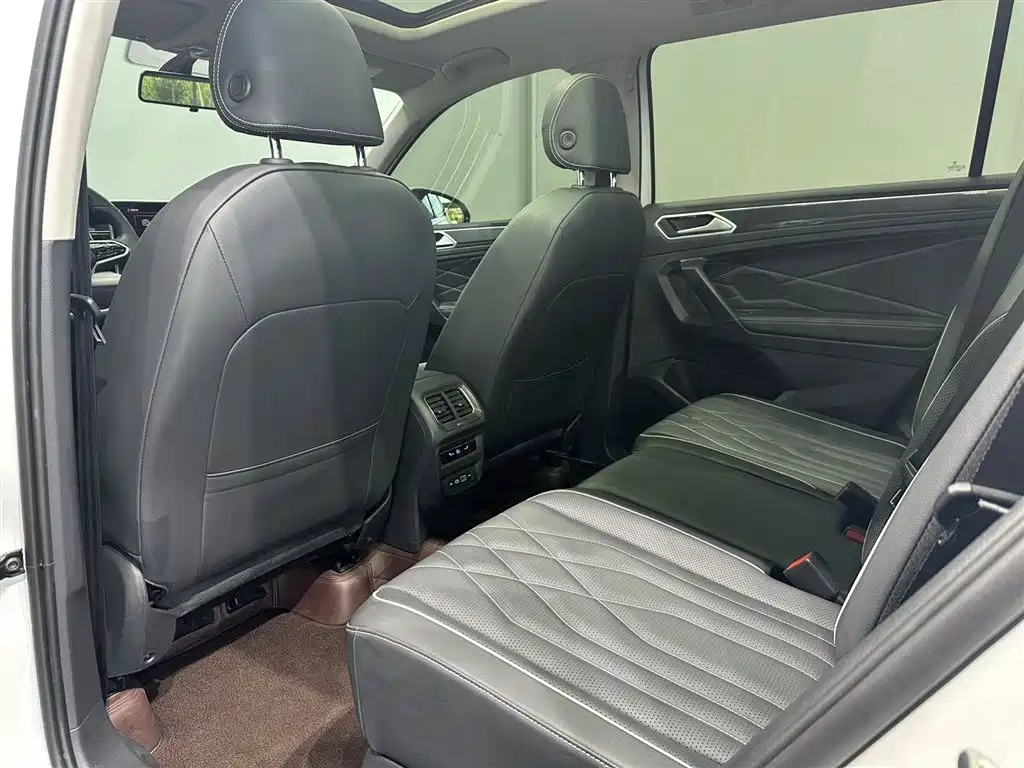Volkswagen Tiguan L 2023 — фото 10