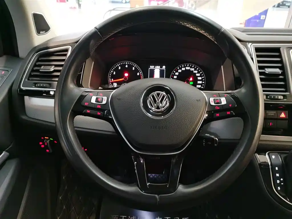 Volkswagen Multivan 2017 — фото 11
