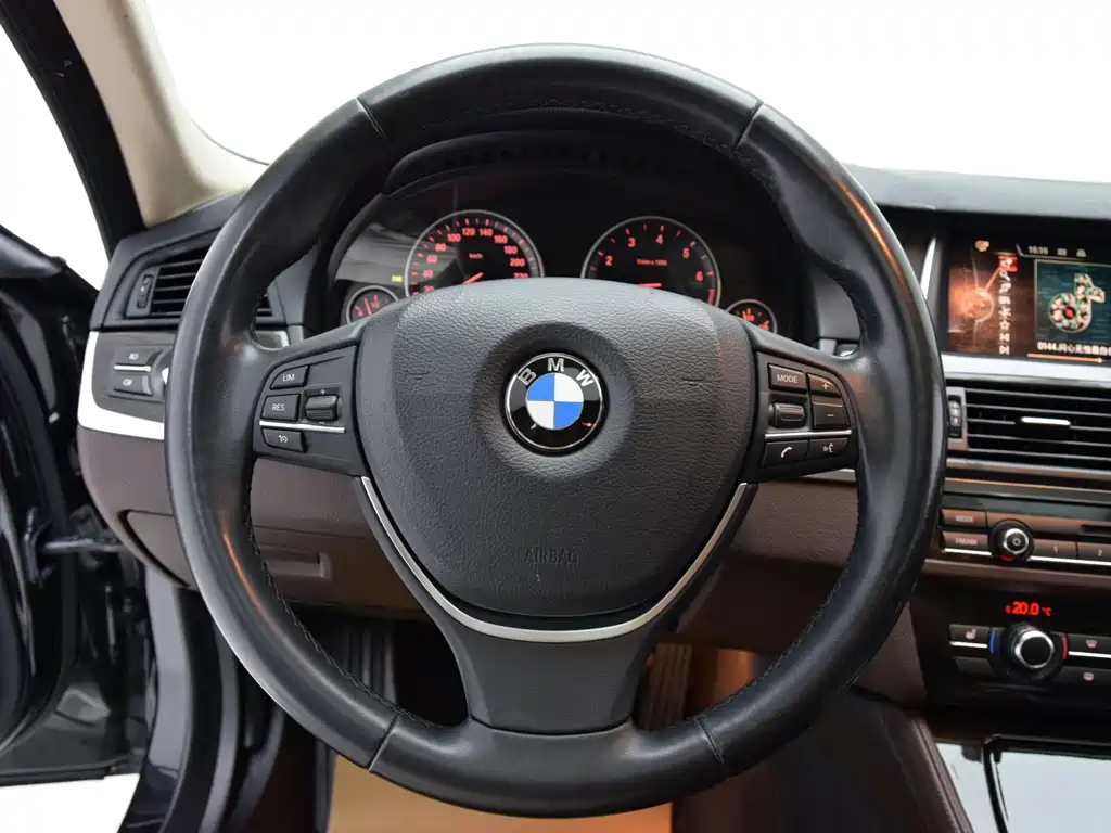 BMW 5 Series 2016 — фото 10