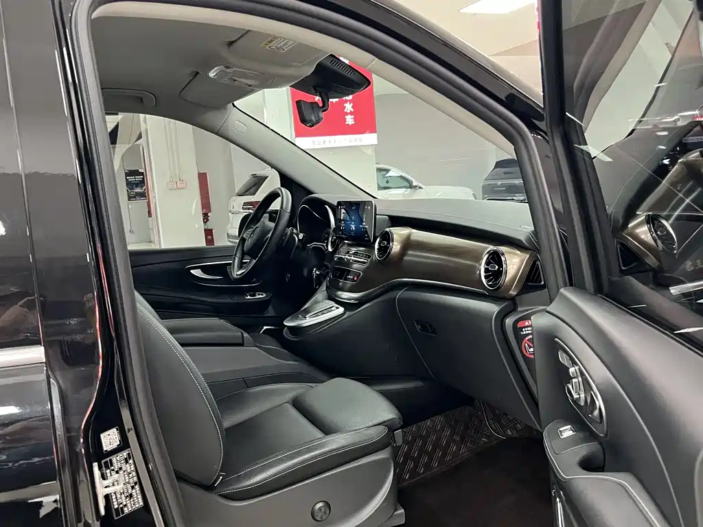Mercedes-Benz V-Class 2023 — фото 10