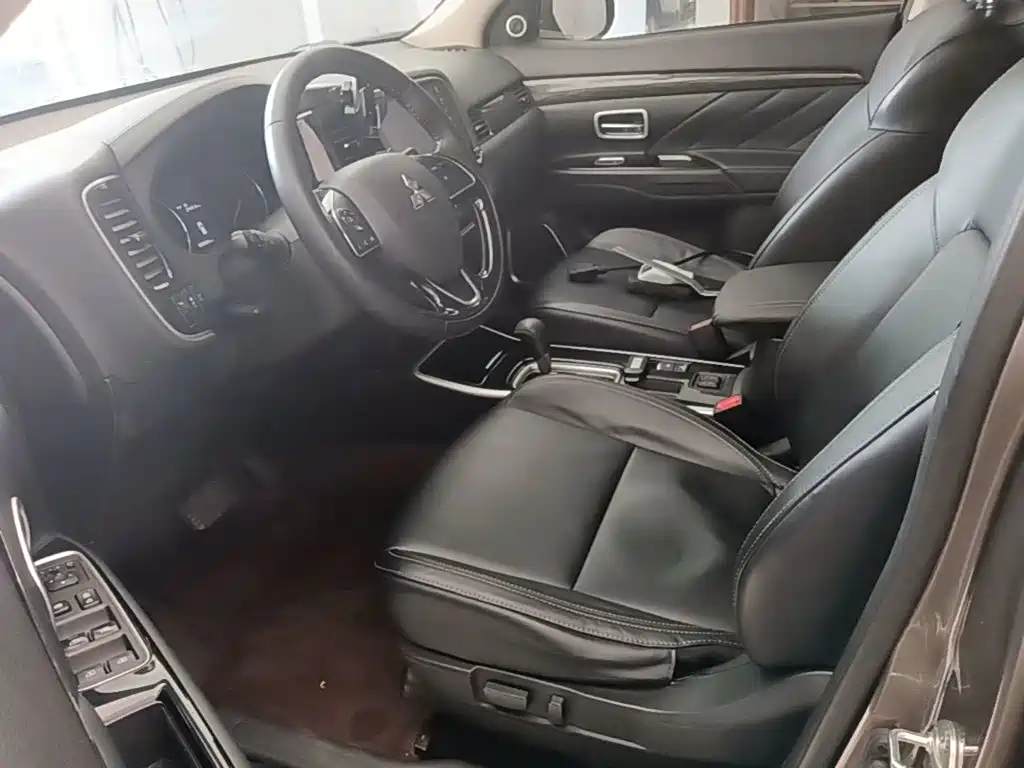 Mitsubishi Outlander 2020 — фото 15