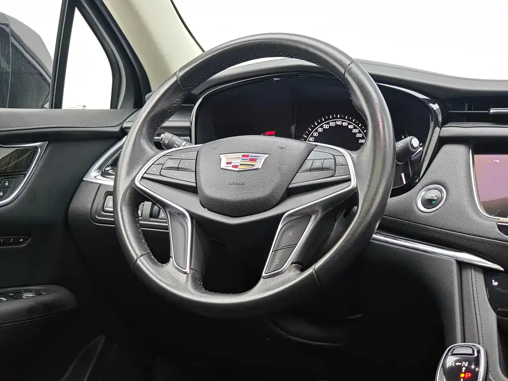 Cadillac XT5 2017 — фото 15