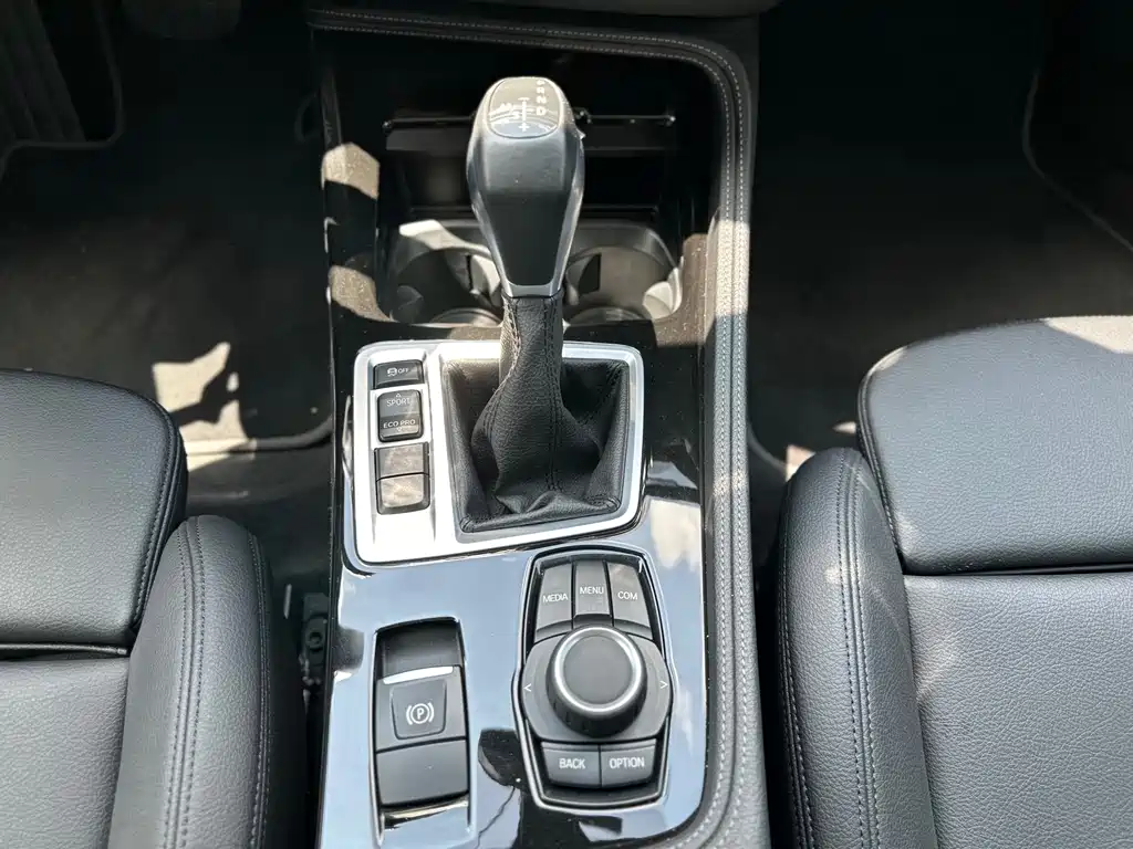 BMW 1 Series 2018 — фото 17