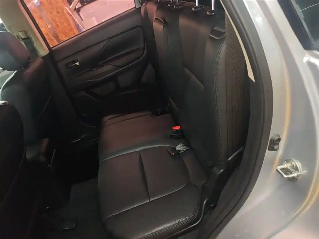 Mitsubishi Outlander 2018 — фото 17