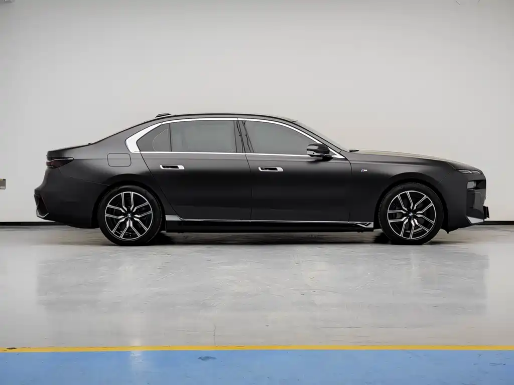 BMW i7 2023 — фото 8