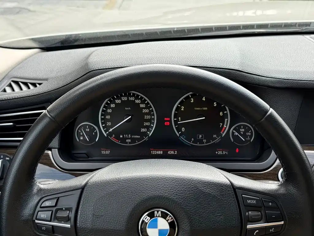 BMW 7 Series 2011 — фото 21