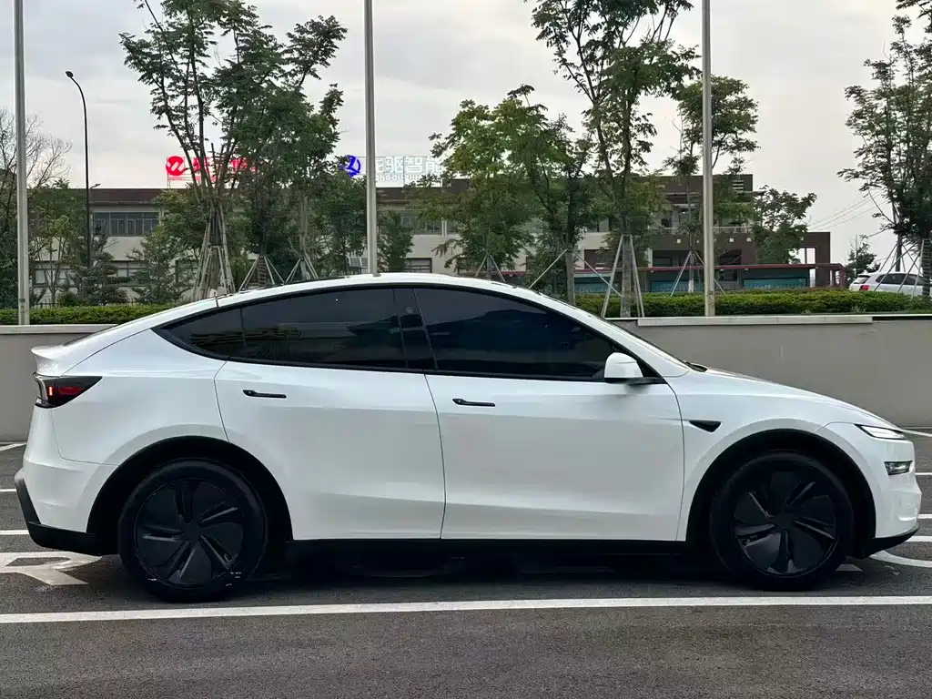 Tesla Model Y 2026 — фото 11