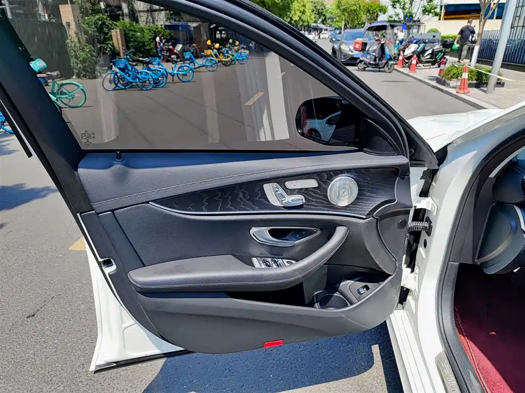Mercedes-Benz E-Class 2023 — фото 6