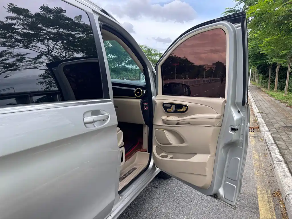 Mercedes-Benz V-Class 2017 — фото 11