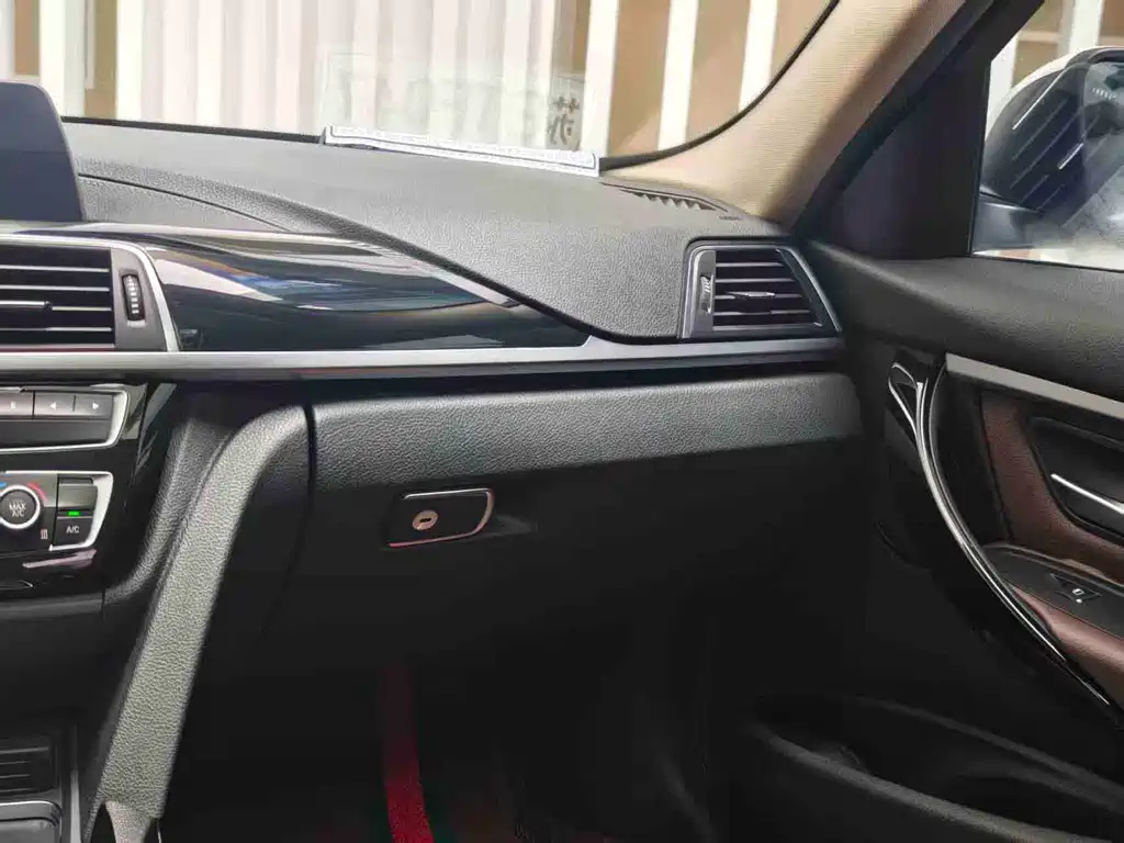 BMW 3 Series 2018 — фото 12