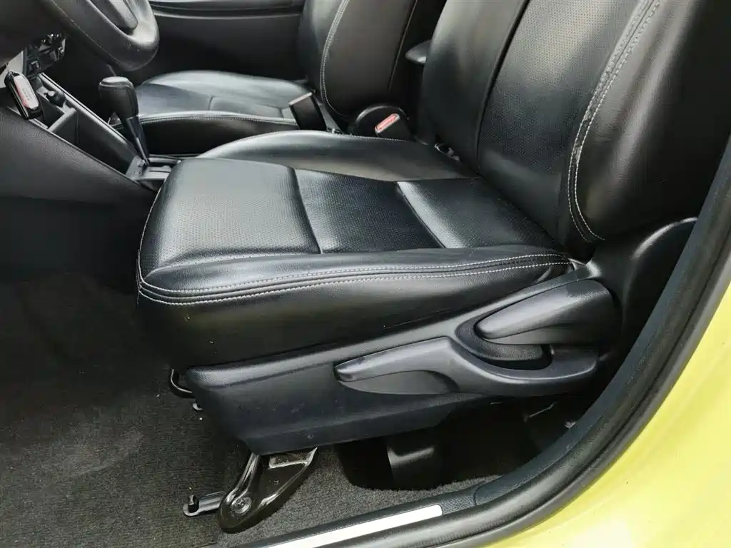Toyota Yaris L 2019 — фото 20