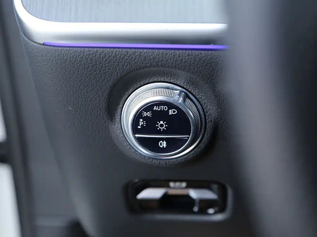Mercedes-Benz C-Class 2023 — фото 12