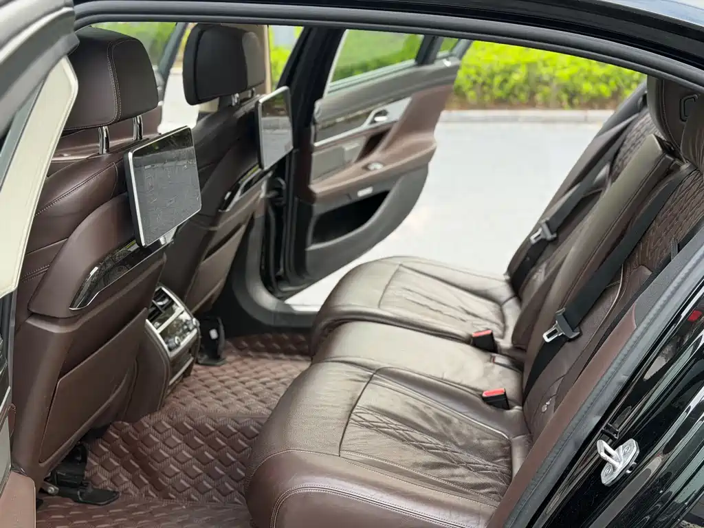BMW 7 Series 2016 — фото 11