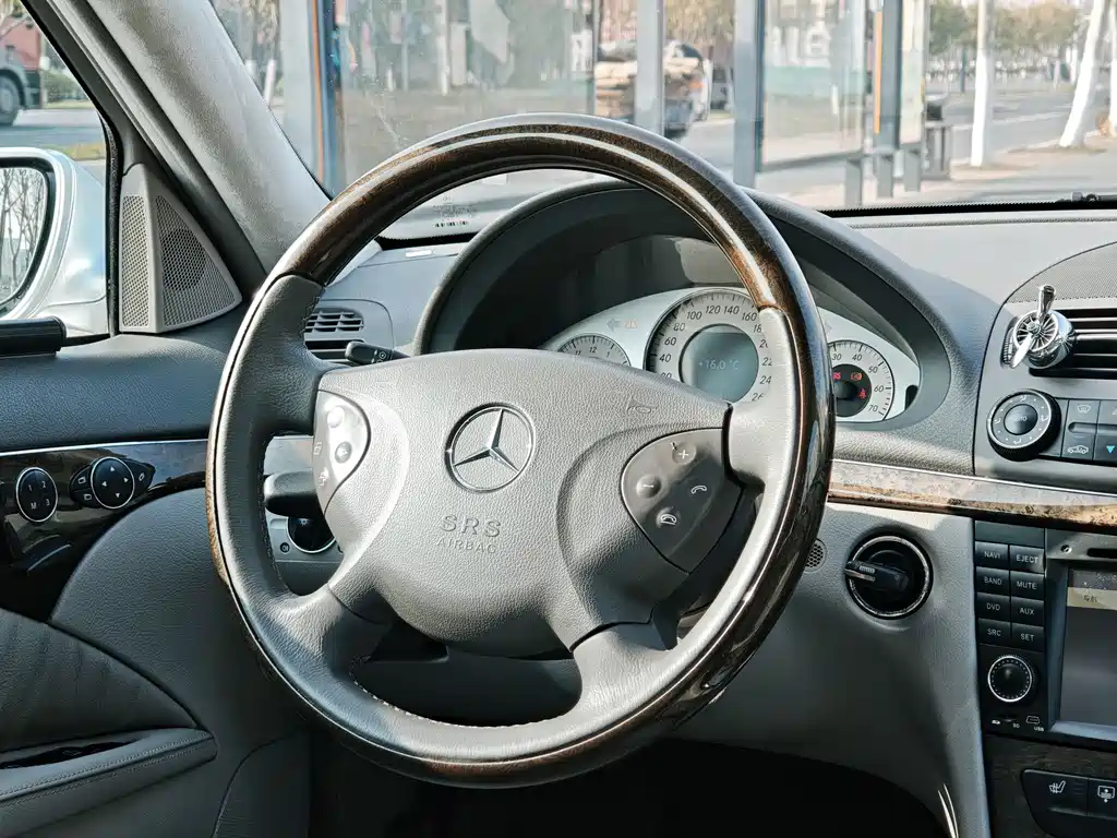 Mercedes-Benz E-Class 2006 — фото 10