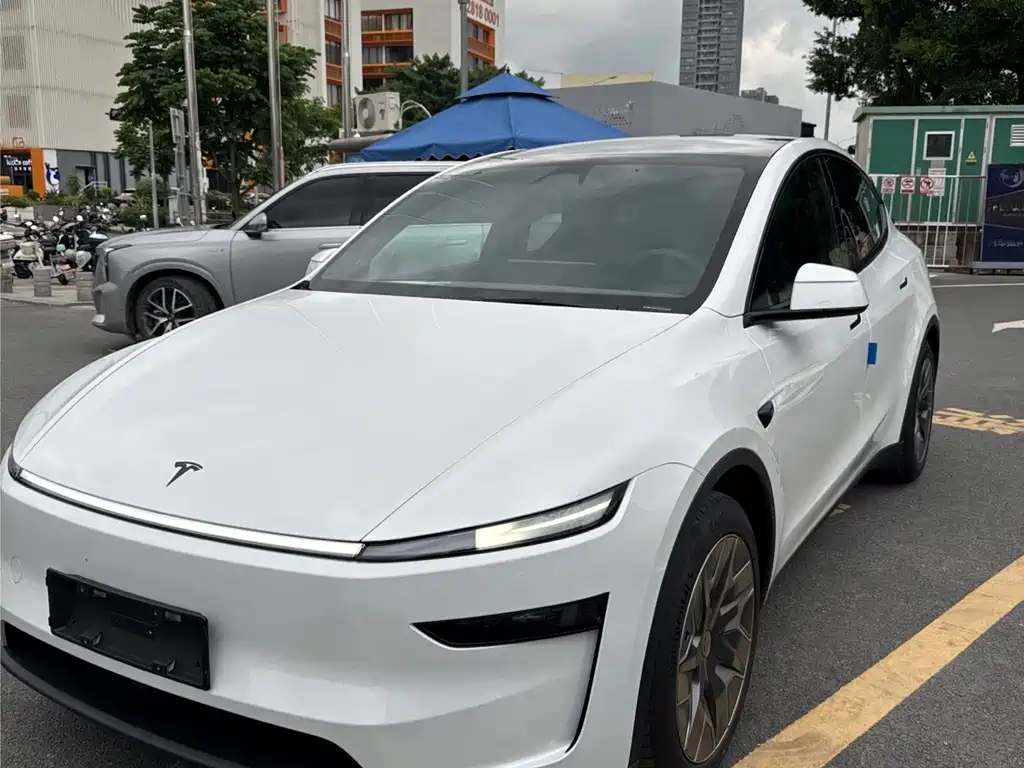 Tesla Model Y L 2026