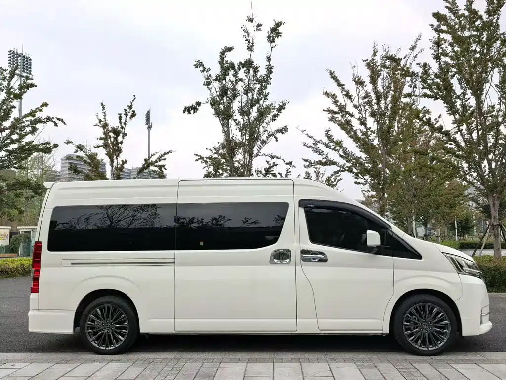 Toyota Hiace 2023 — фото 7