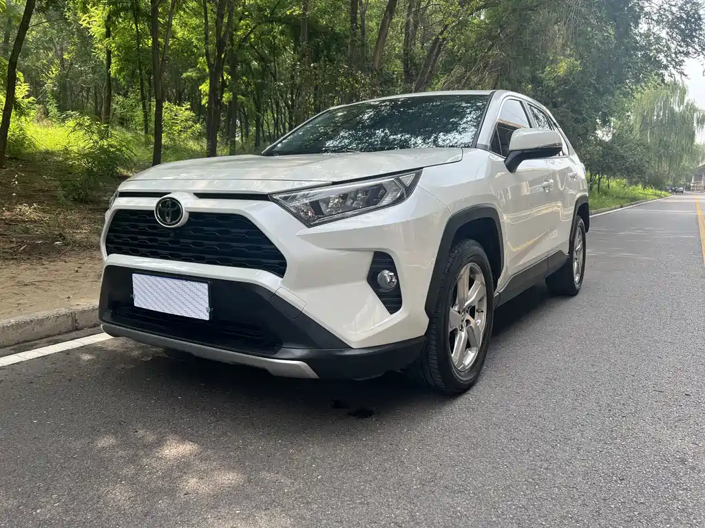 Toyota RAV4 2021 — фото 1