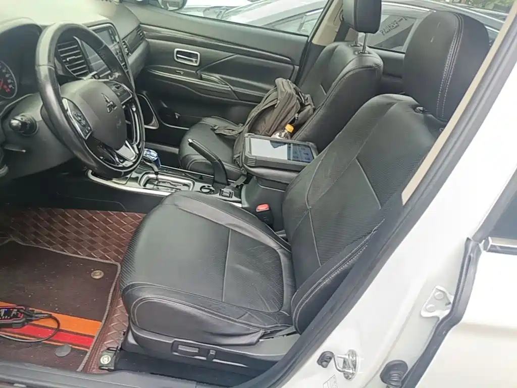 Mitsubishi Outlander 2018 — фото 15