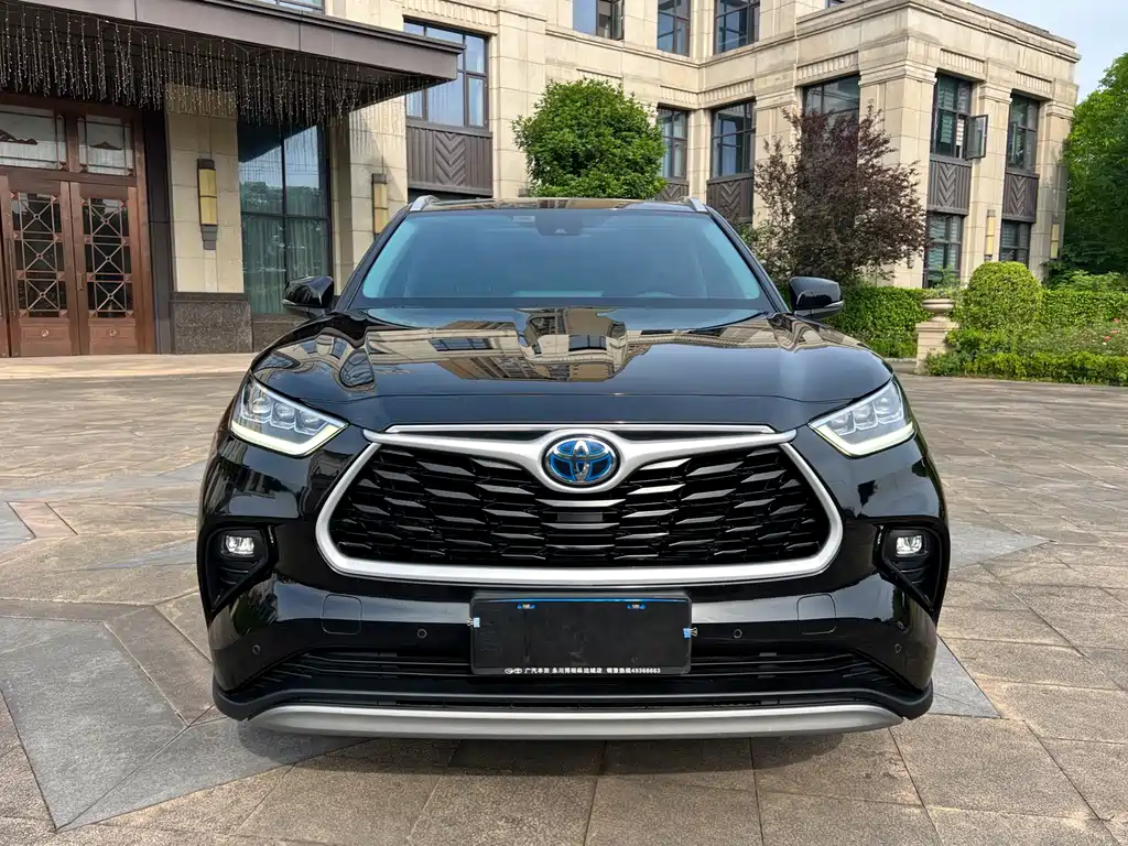 Toyota Highlander 2022 — фото 1