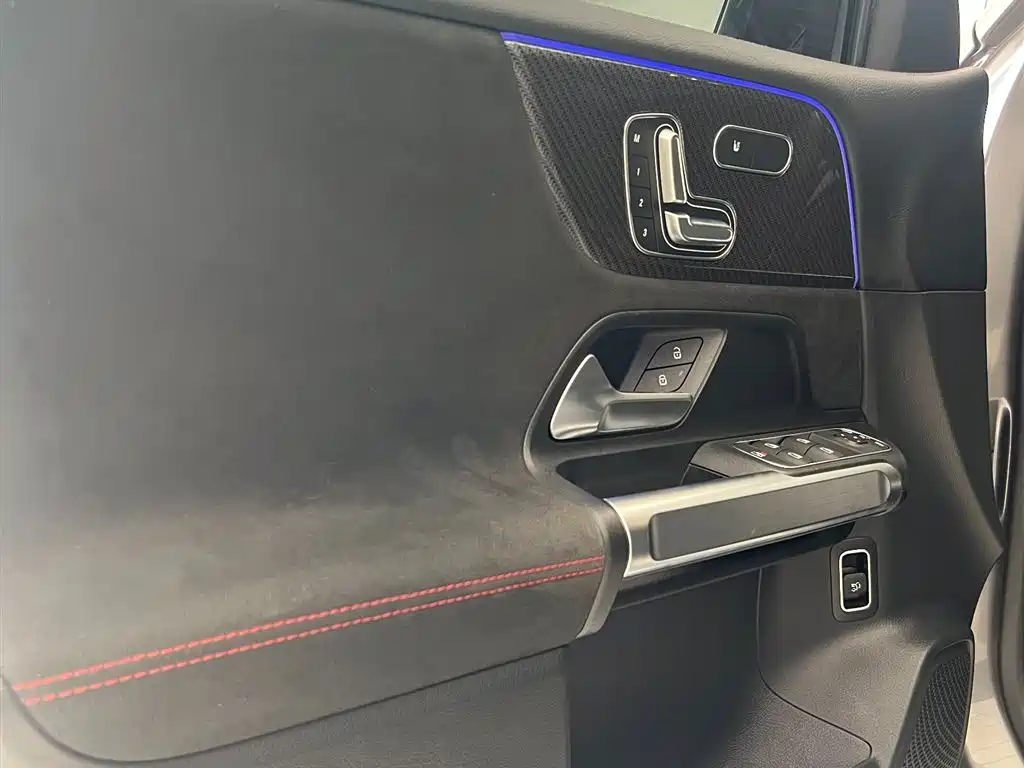 Mercedes-Benz GLB AMG 2024 — фото 8