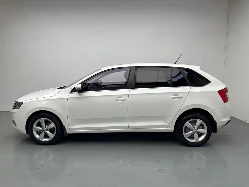 Skoda Rapid Spaceback 2018 — фото 3