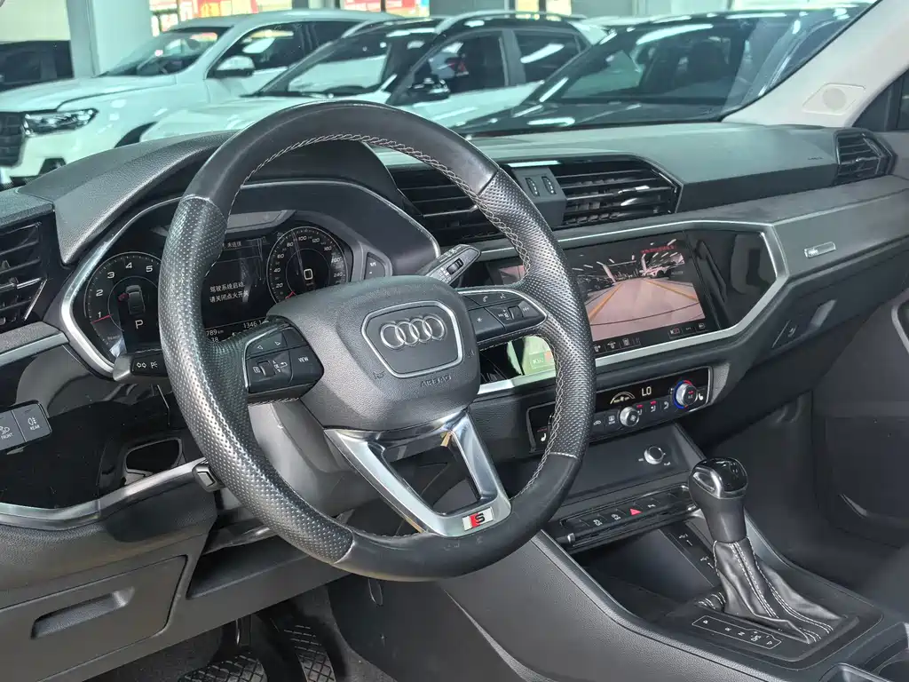Audi Q3 Sportback 2023 — фото 11