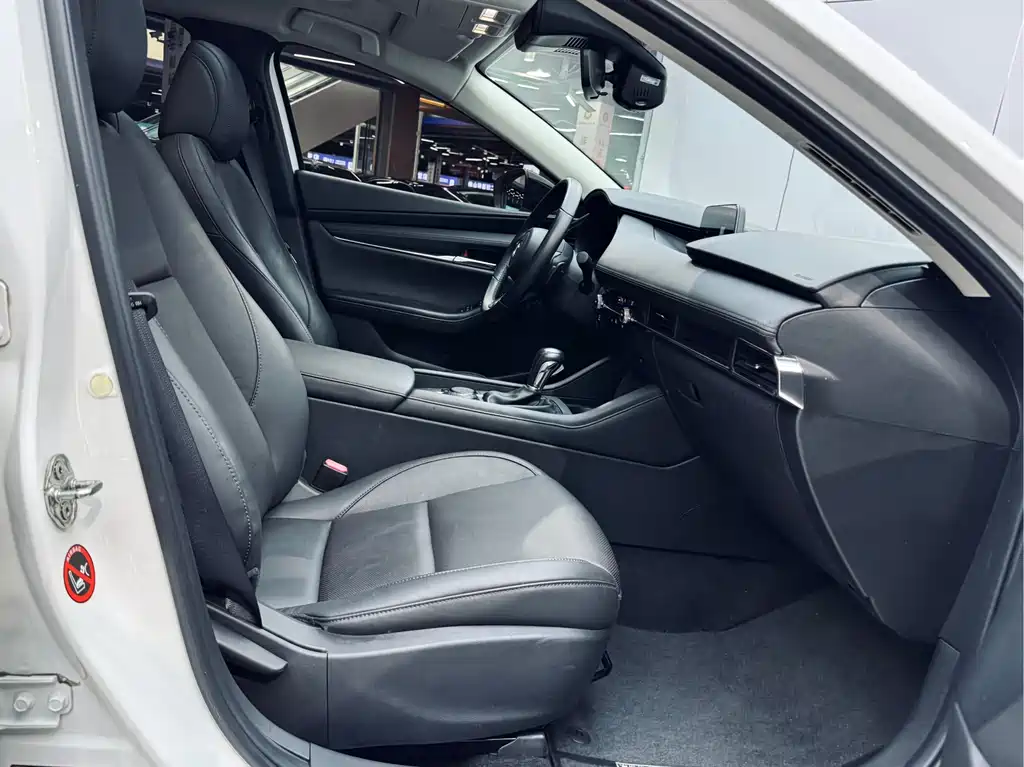 Mazda 3 Axela 2022 — фото 16